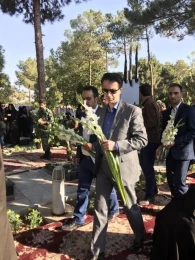 به مناسبت هفته دفاع مقدس مراسم غبار روبی و عطر افشانی قبور مطهر شهدای گز برخوار برگزار شد