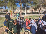 کاشت نهال توسط شهردار و مسئولین در روز درختکاری