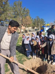کاشت نهال توسط شهردار و مسئولین در روز درختکاری