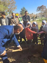 کاشت نهال توسط شهردار و مسئولین در روز درختکاری