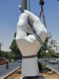 نصب المان دست و قلم در ابتدای ورودی بلوار معلم از طرف جاده دستگرد