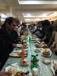 ضیافت ناهار کارگران شهرداری به مناسبت روز کارگر